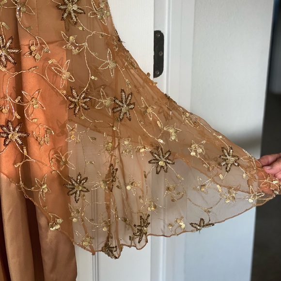 Formal dress 100% silk and handmade embroidery. - Picture 13 of 16